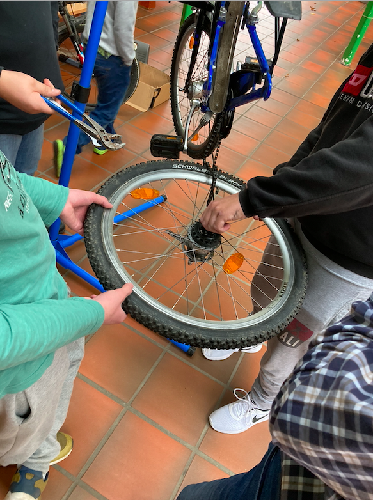 Schüler bei der Reparatur eines Fahrrads